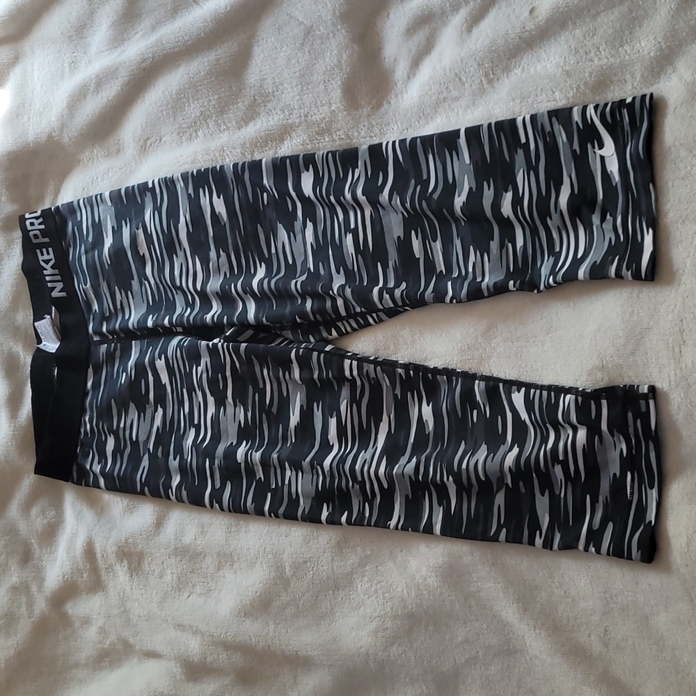 Nike Cropped Black & White Camo Leggings